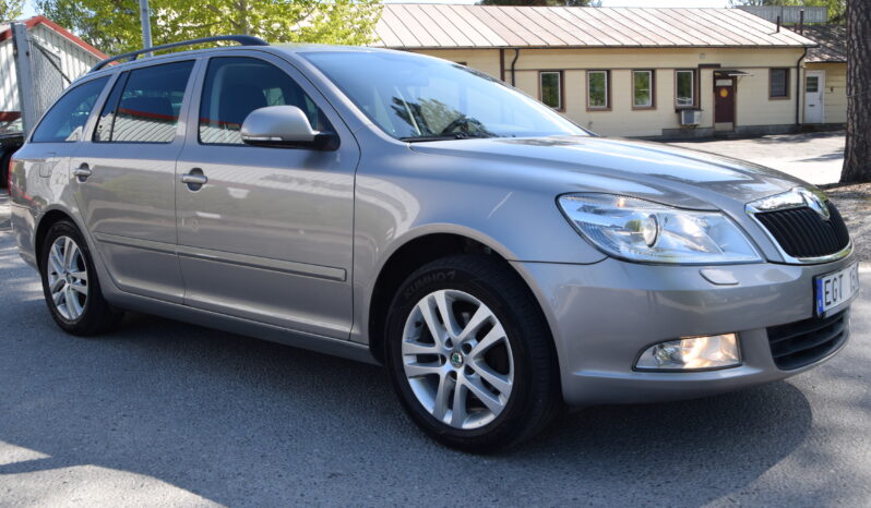 Skoda Octavia Kombi 1.6 TDI Elegance Euro 5 Auto Svensksåld-13 full
