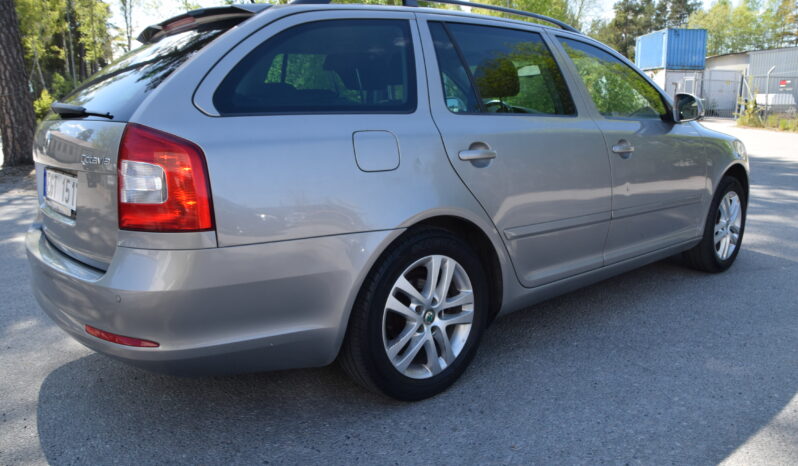 Skoda Octavia Kombi 1.6 TDI Elegance Euro 5 Auto Svensksåld-13 full