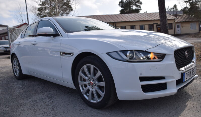 Jaguar XE 20t Euro 6 Navi Skinn B-Kamera Dragkrok Svensksåld-19 full