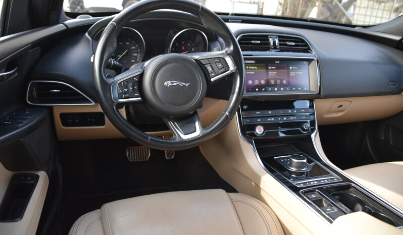 Jaguar XE 20t Euro 6 Navi Skinn B-Kamera Dragkrok Svensksåld-19 full