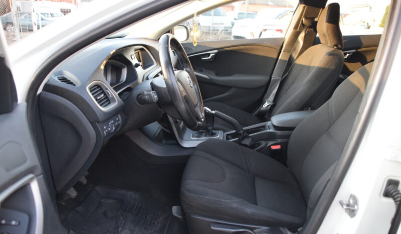 Volvo V40 D2 Kinetic Euro 6 D-Värmare Svensksåld-16 full