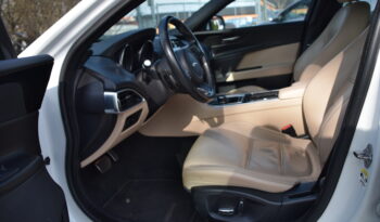 Jaguar XE 20t Euro 6 Navi Skinn B-Kamera Dragkrok Svensksåld-19 full