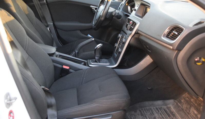 Volvo V40 D2 Kinetic Euro 6 D-Värmare Svensksåld-16 full