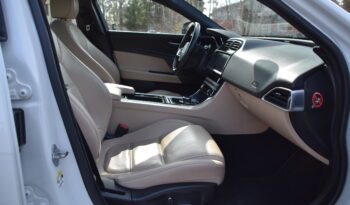 Jaguar XE 20t Euro 6 Navi Skinn B-Kamera Dragkrok Svensksåld-19 full