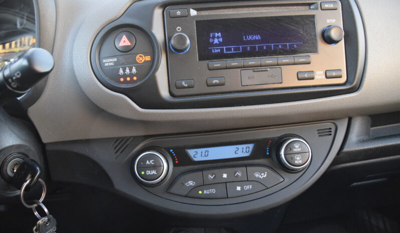 Toyota Yaris 1,5 Hybrid e-CVT Life Euro 6 P-Sensorer Svensksåld-17 full