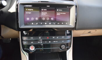 Jaguar XE 20t Euro 6 Navi Skinn B-Kamera Dragkrok Svensksåld-19 full