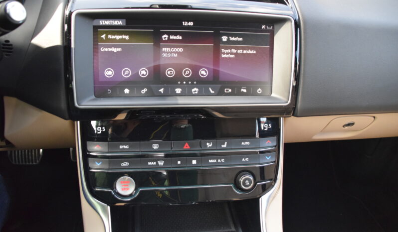 Jaguar XE 20t Euro 6 Navi Skinn B-Kamera Dragkrok Svensksåld-19 full
