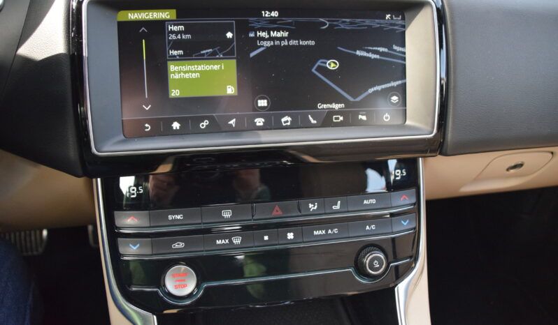 Jaguar XE 20t Euro 6 Navi Skinn B-Kamera Dragkrok Svensksåld-19 full