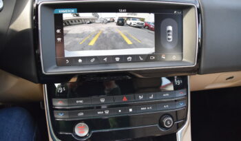 Jaguar XE 20t Euro 6 Navi Skinn B-Kamera Dragkrok Svensksåld-19 full
