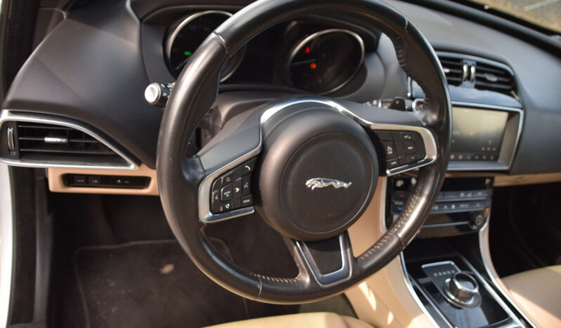 Jaguar XE 20t Euro 6 Navi Skinn B-Kamera Dragkrok Svensksåld-19 full