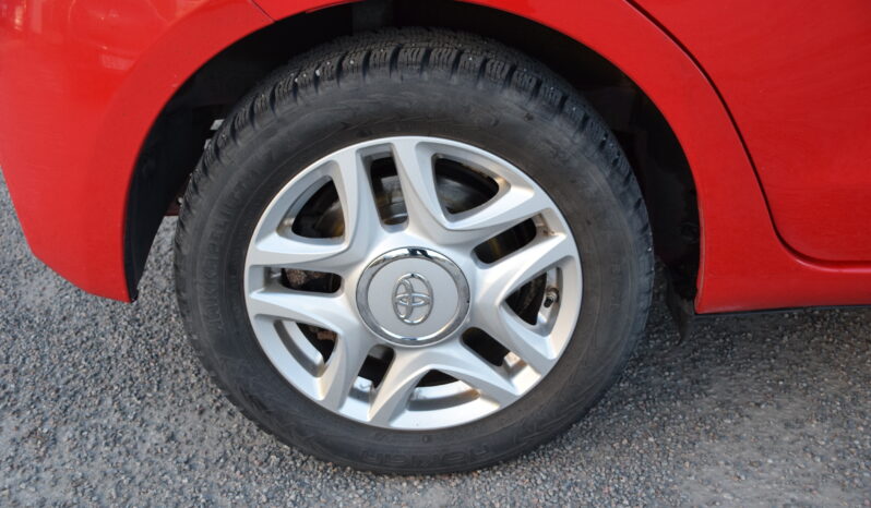 Toyota Yaris 1,5 Hybrid e-CVT Life Euro 6 P-Sensorer Svensksåld-17 full