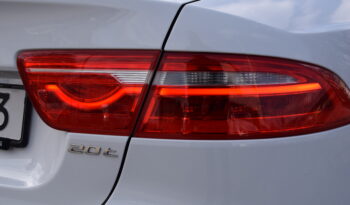 Jaguar XE 20t Euro 6 Navi Skinn B-Kamera Dragkrok Svensksåld-19 full