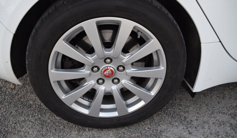 Jaguar XE 20t Euro 6 Navi Skinn B-Kamera Dragkrok Svensksåld-19 full