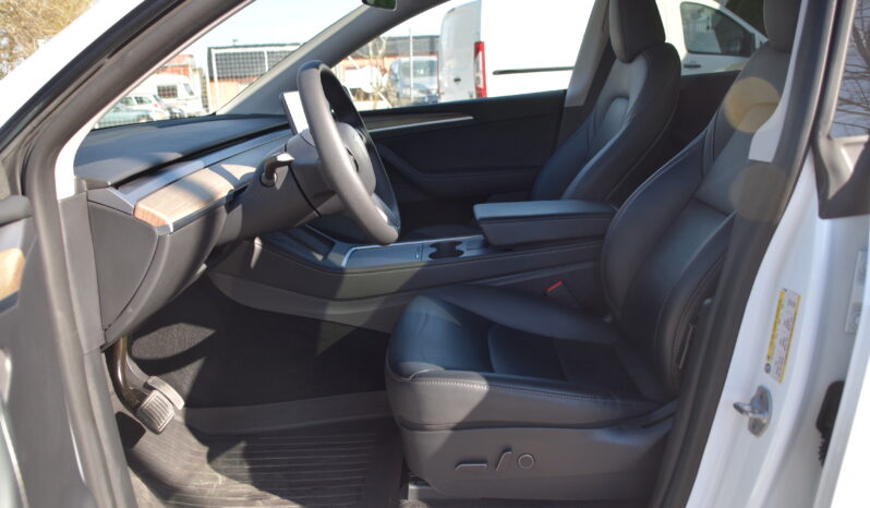Tesla Model Y Standard Range RWD Panorama Dragkrok Moms Bil Svensksåld-23 full