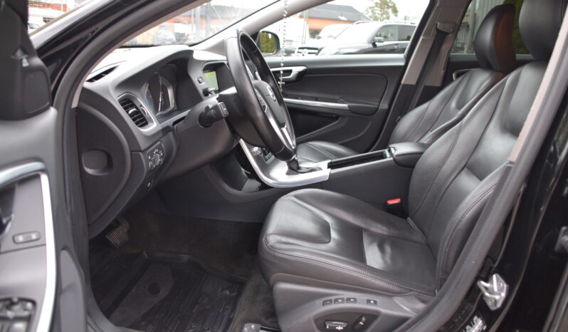 Volvo V60 D4 Geartronic Summum Euro 6 Taklucka Navi Svensksåld-16 full
